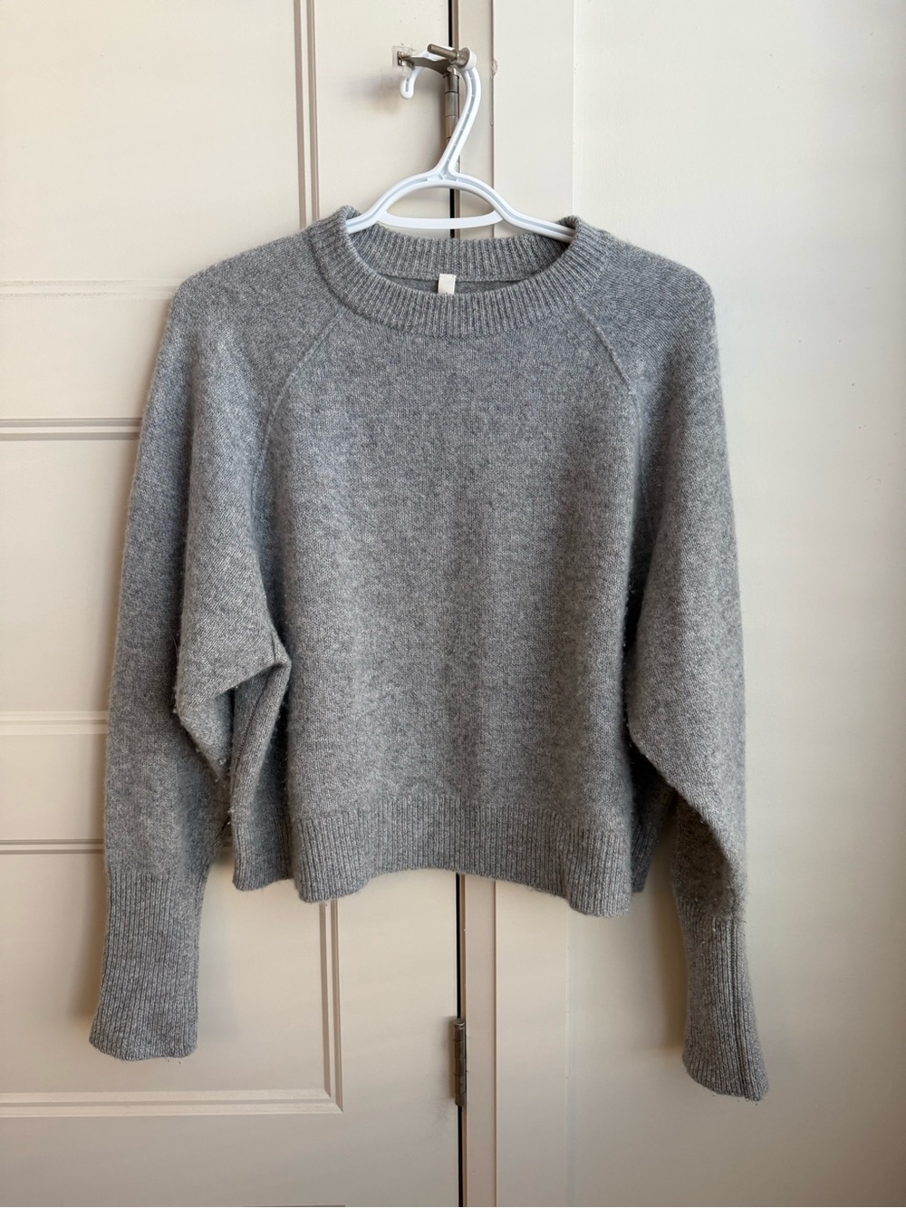 Aritzia Cashmere Cozy Crewneck Women's Sweater - Light Gray